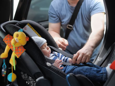 prevenir accidentes con ninos en el carro